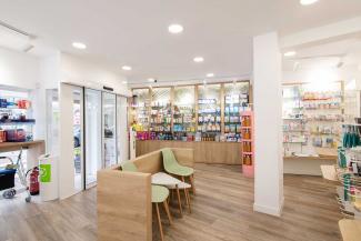 Diseño Interior de Farmacia Elena Barrio 