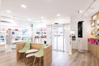 Diseño Interior de Farmacia Elena Barrio 