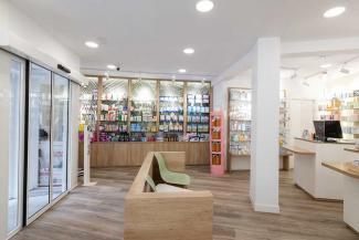 Diseño Interior de Farmacia Elena Barrio 