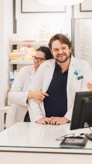 Farmacéuticos felices con la reforma de farmacia realizada por Vifarma