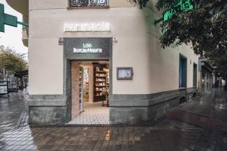 Diseño fachada farmacia Hours